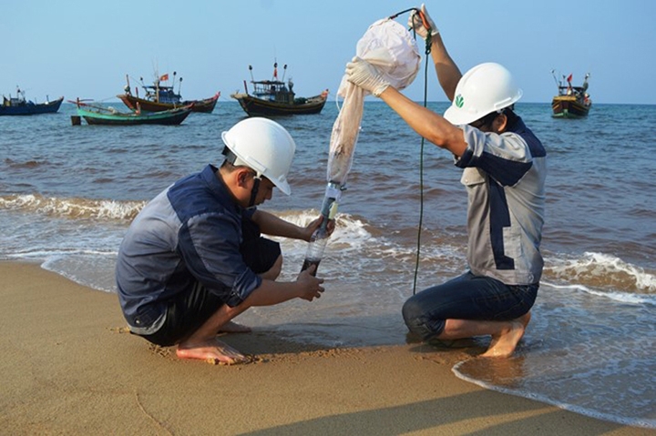Chuyên[-]gia[-]của[-]Phòng[-]phân[-]tích[-]độc[-]chất[-]môi[-]trường[-](Viện[-]Công[-]nghệ[-]môi[-]trường)[-]lấy[-]mẫu[-]nước[-]-Ảnh:TL